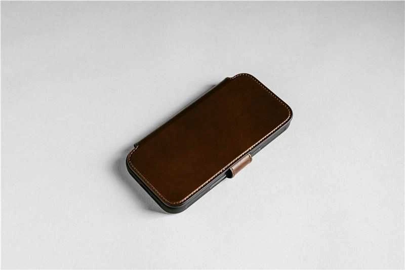 Dėklas „Nomad Modern Leather Folio“, kaimiško stiliaus rudas (Horween) – „iPhone 17 Pro Max“