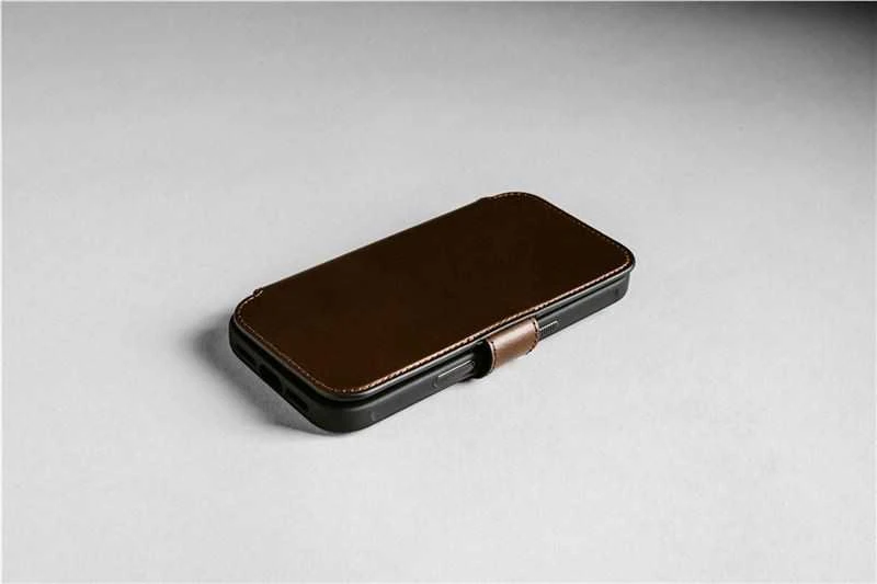 Dėklas „Nomad Modern Leather Folio“, kaimiško stiliaus rudas (Horween) – „iPhone 17 Pro Max“
