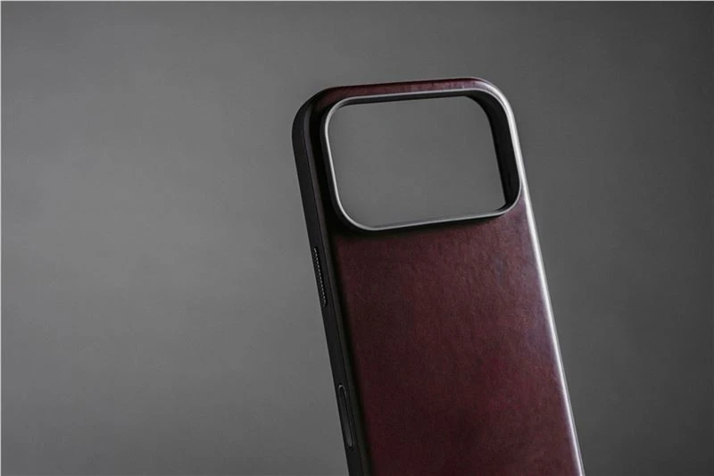 Nomad Modern odinis dėklas, bordo (Horween) – iPhone 17 Pro Max