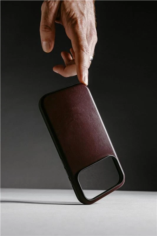 Nomad Modern odinis dėklas, bordo (Horween) – iPhone 17 Pro Max