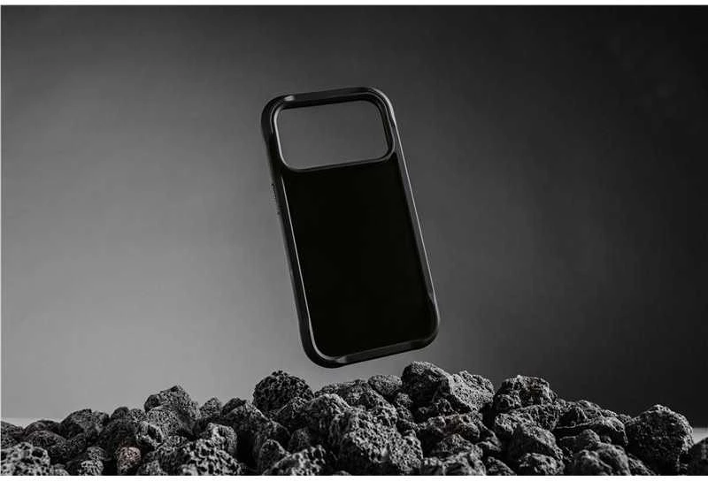 Nomad Rugged Odinis dėklas, juodas (Horween) - iPhone 17 Pro Max