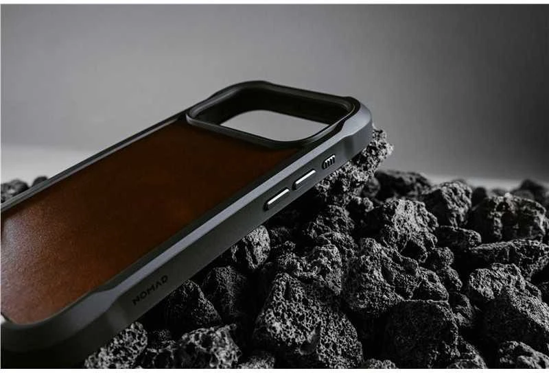 „Nomad“ tvirtas odinis dėklas, kaimiškos rudos spalvos („Horween“) – „iPhone 17 Pro Max“