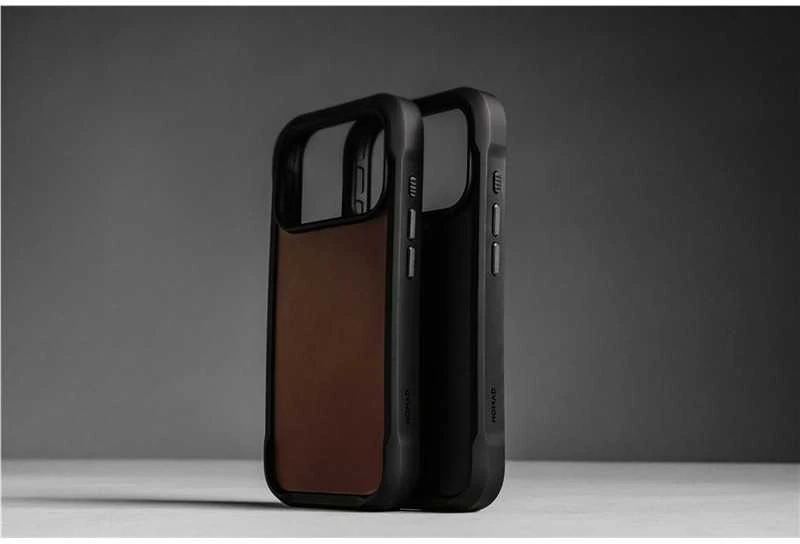 „Nomad“ tvirtas odinis dėklas, kaimiškos rudos spalvos („Horween“) – „iPhone 17 Pro Max“