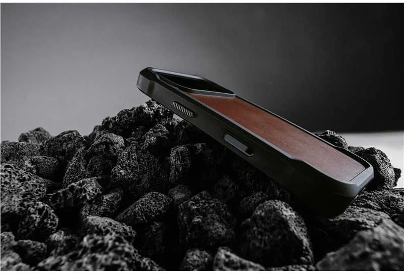 „Nomad“ tvirtas odinis dėklas, kaimiškos rudos spalvos („Horween“) – „iPhone 17 Pro Max“