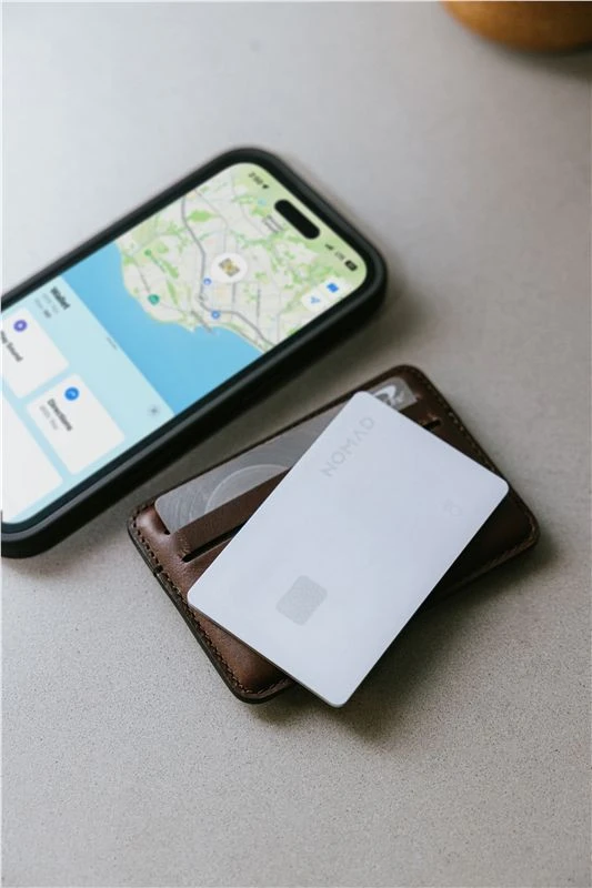 Nomad Tracking Card Pro – „Find My“, baltos spalvos