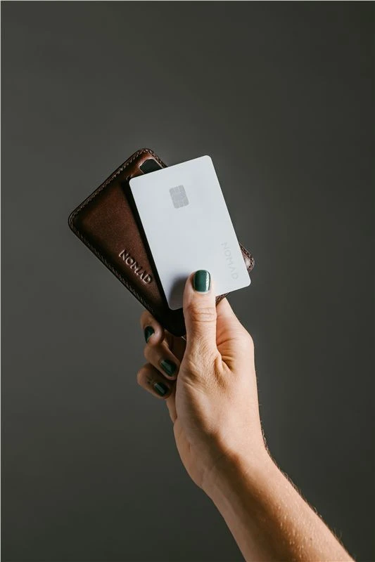 Nomad Tracking Card Pro – „Find My“, baltos spalvos