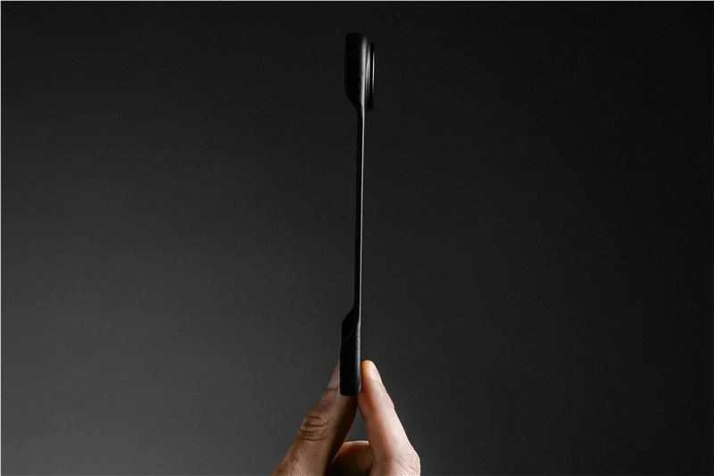Nomad Tradicinis odinis dėklas, juodas („Horween“) – „iPhone Air“
