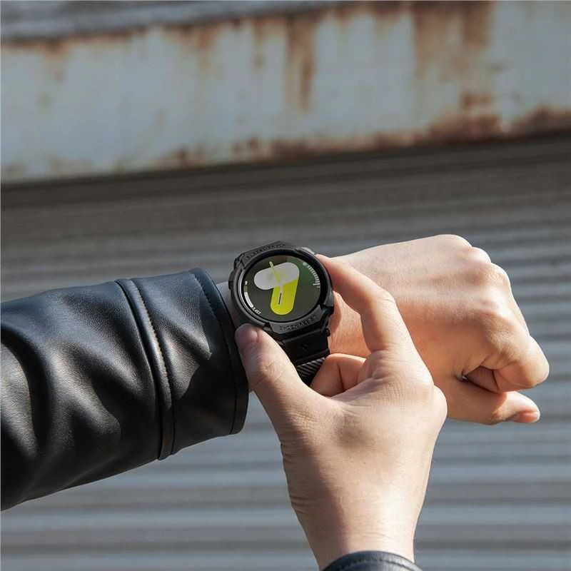 „Spigen Rugged Armor Pro“, matinis juodas - „Galaxy Watch 8“ (44 mm)