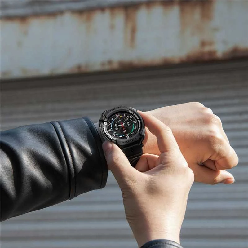 „Spigen Rugged Armor Pro“, matinis juodas - „Galaxy Watch 8 Classic“ (46 mm)