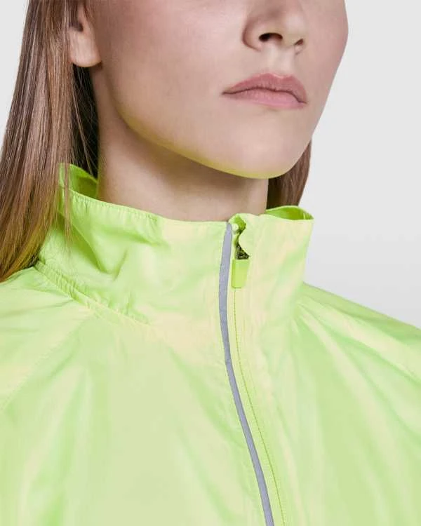 Roly Lengva ir kvėpuojanti prigludusi vėjo striukė su reglano rankovėmis GLASGOW WOMAN Fluoro geltona