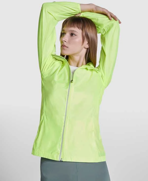 Roly Lengva ir kvėpuojanti prigludusi vėjo striukė su reglano rankovėmis GLASGOW WOMAN Fluoro geltona