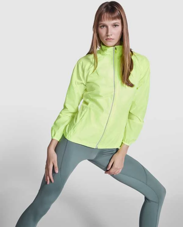Roly Lengva ir kvėpuojanti prigludusi vėjo striukė su reglano rankovėmis GLASGOW WOMAN Fluoro geltona