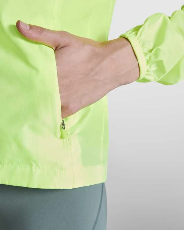 Roly Lengva ir kvėpuojanti prigludusi vėjo striukė su reglano rankovėmis GLASGOW WOMAN Fluoro geltona