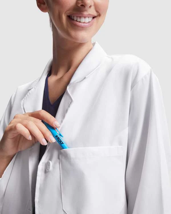 Roly Priglundantis ilgomis rankovėmis tarnybinis chalatas VACCINE WOMAN Raudona