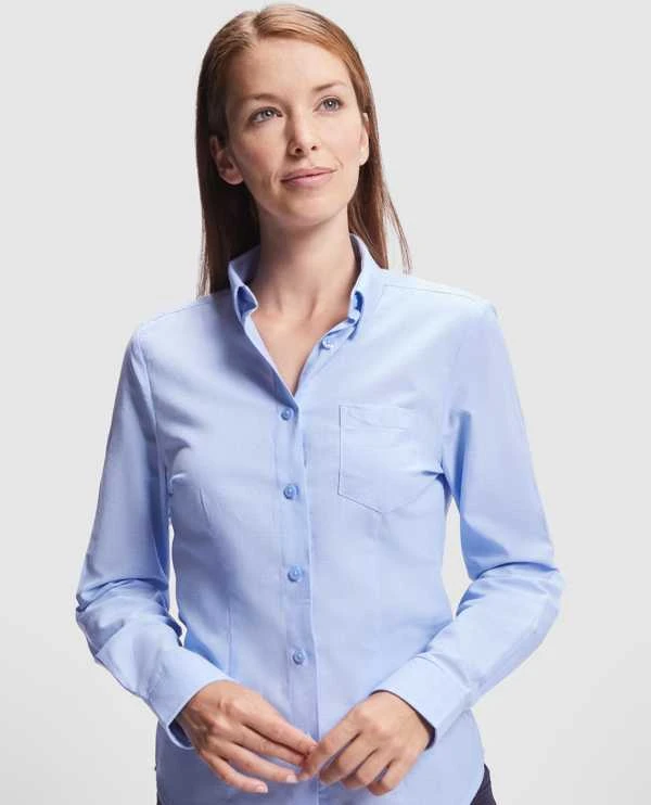 Roly Priglundantys ilgomis rankovėmis marškiniai su įsiuvais priekyje ir nugaroje OXFORD WOMAN Balta