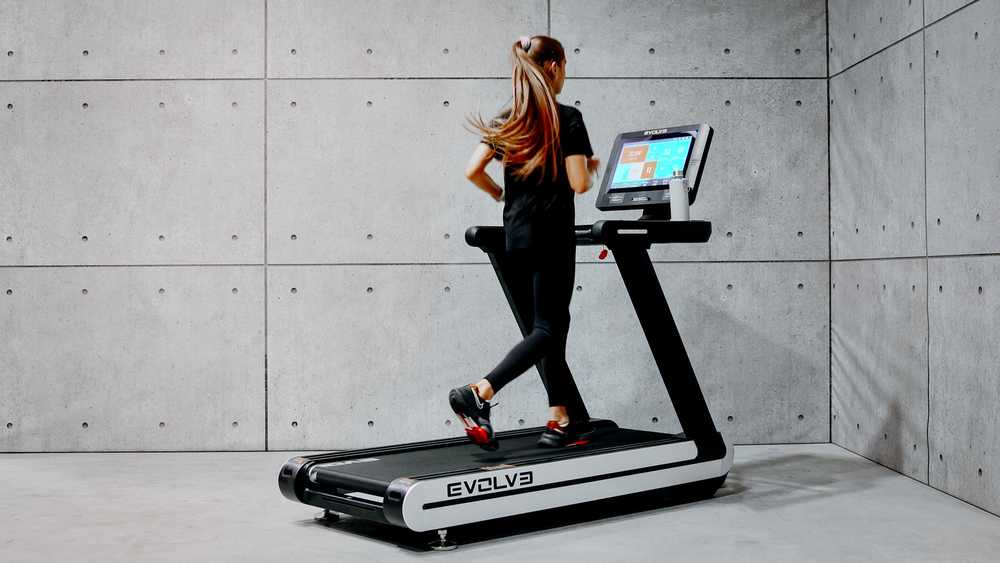 "Evolve" bėgimo takelis su 18,5'' TFT pultu