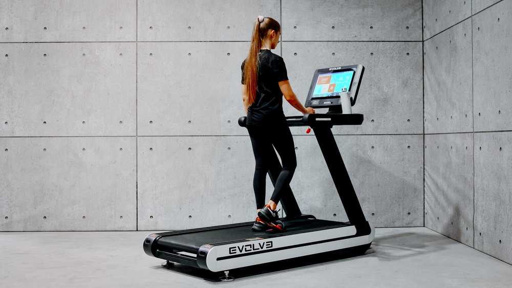 "Evolve" bėgimo takelis su 18,5'' TFT pultu