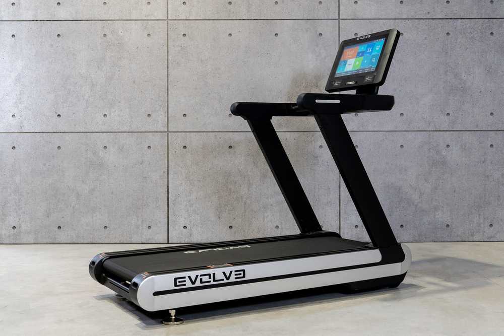 "Evolve" bėgimo takelis su 18,5'' TFT pultu