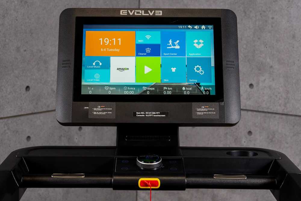 "Evolve" bėgimo takelis su 18,5'' TFT pultu