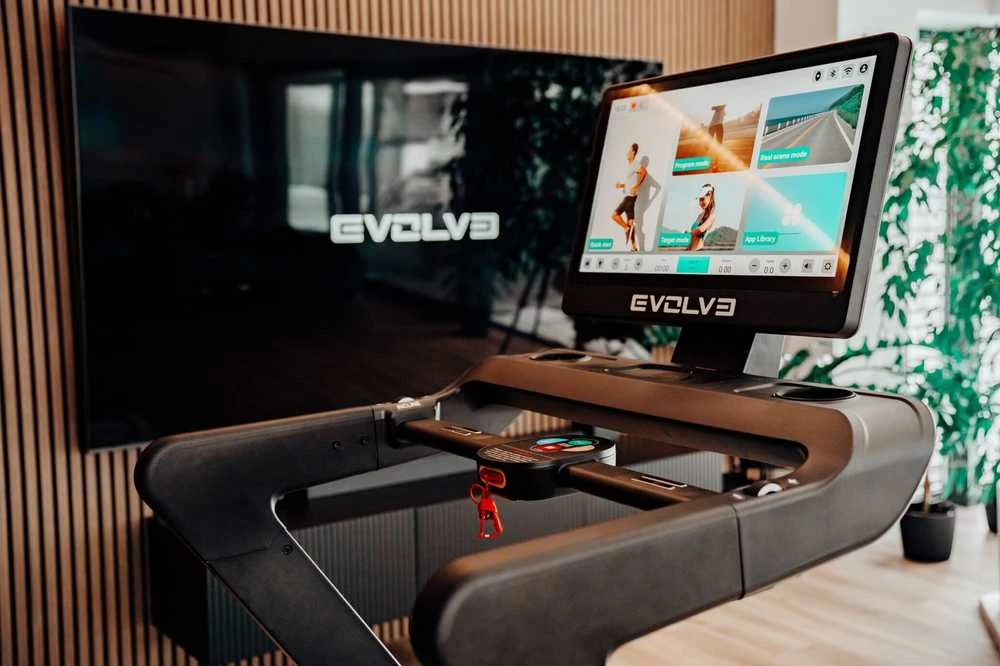 "Evolve" bėgimo takelis su 23,8'' TFT pultu (300-TFT)