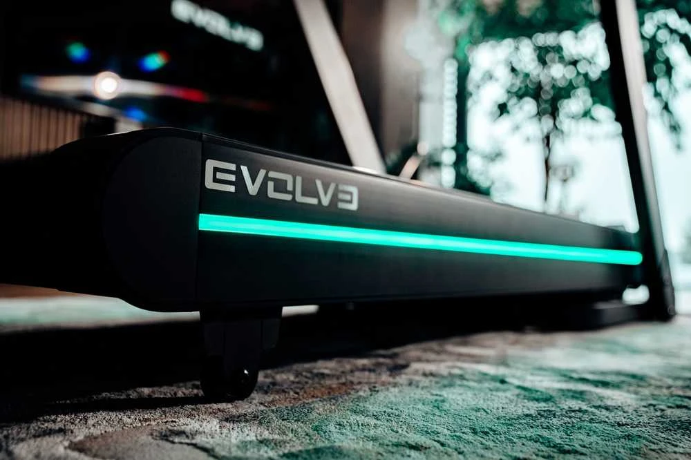 "Evolve" bėgimo takelis su pulteliu (300-LED)