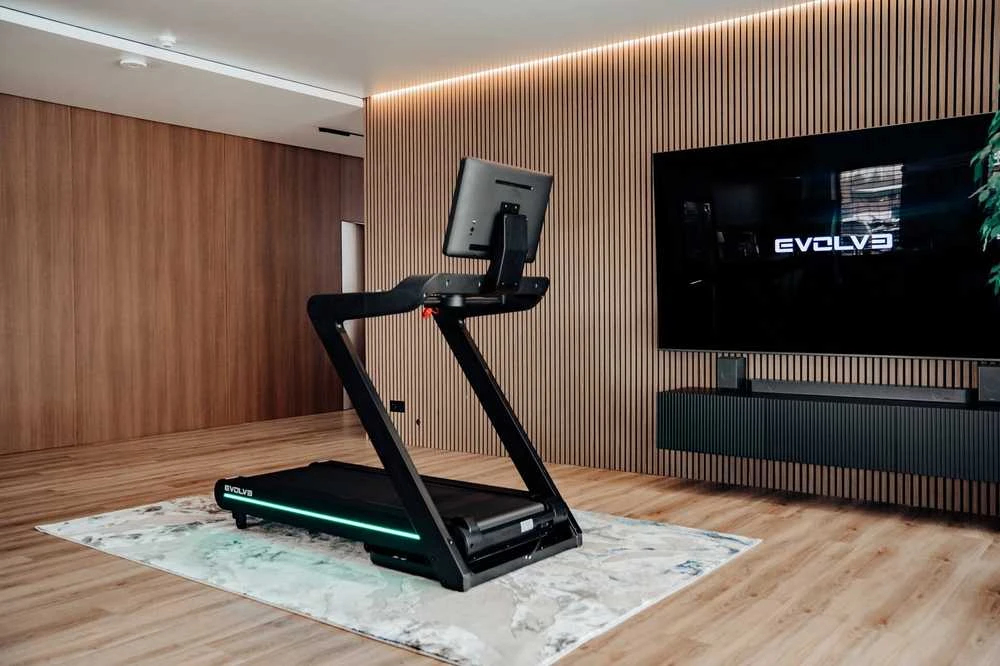 "Evolve" bėgimo takelis su pulteliu (300-LED)
