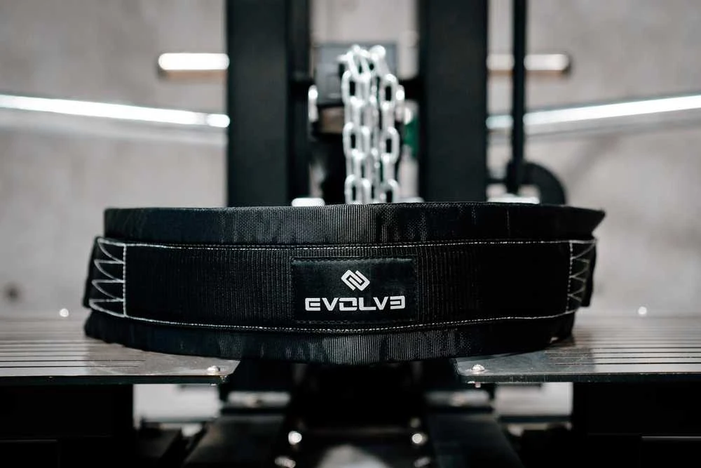 "Evolve Prime Series" plokštės pakrautos diržo pritūpimo mašinos
