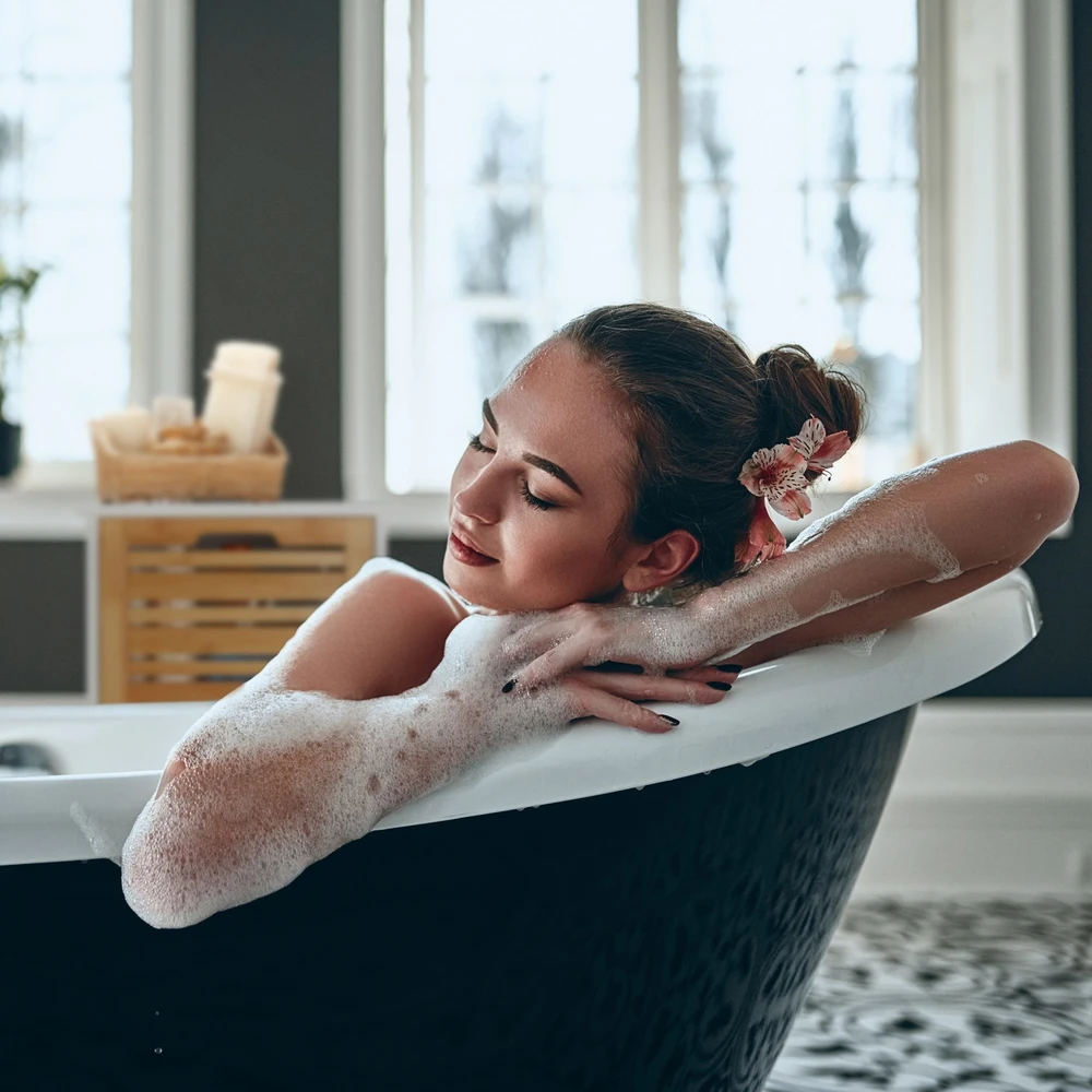Relaxdays Balta bambukinė šoninė spintelė
