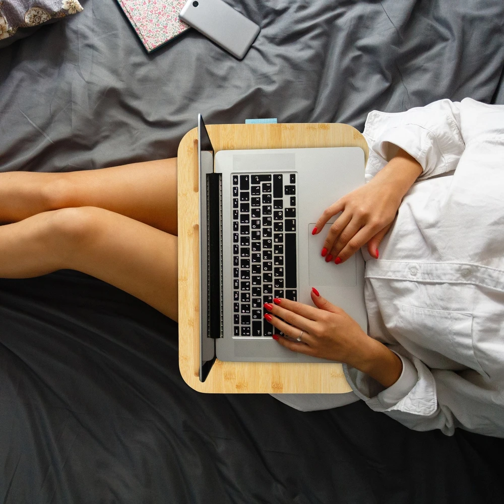 Relaxdays Mėlynas nešiojamas staliukas ant kelių su bambukiniu padėklu