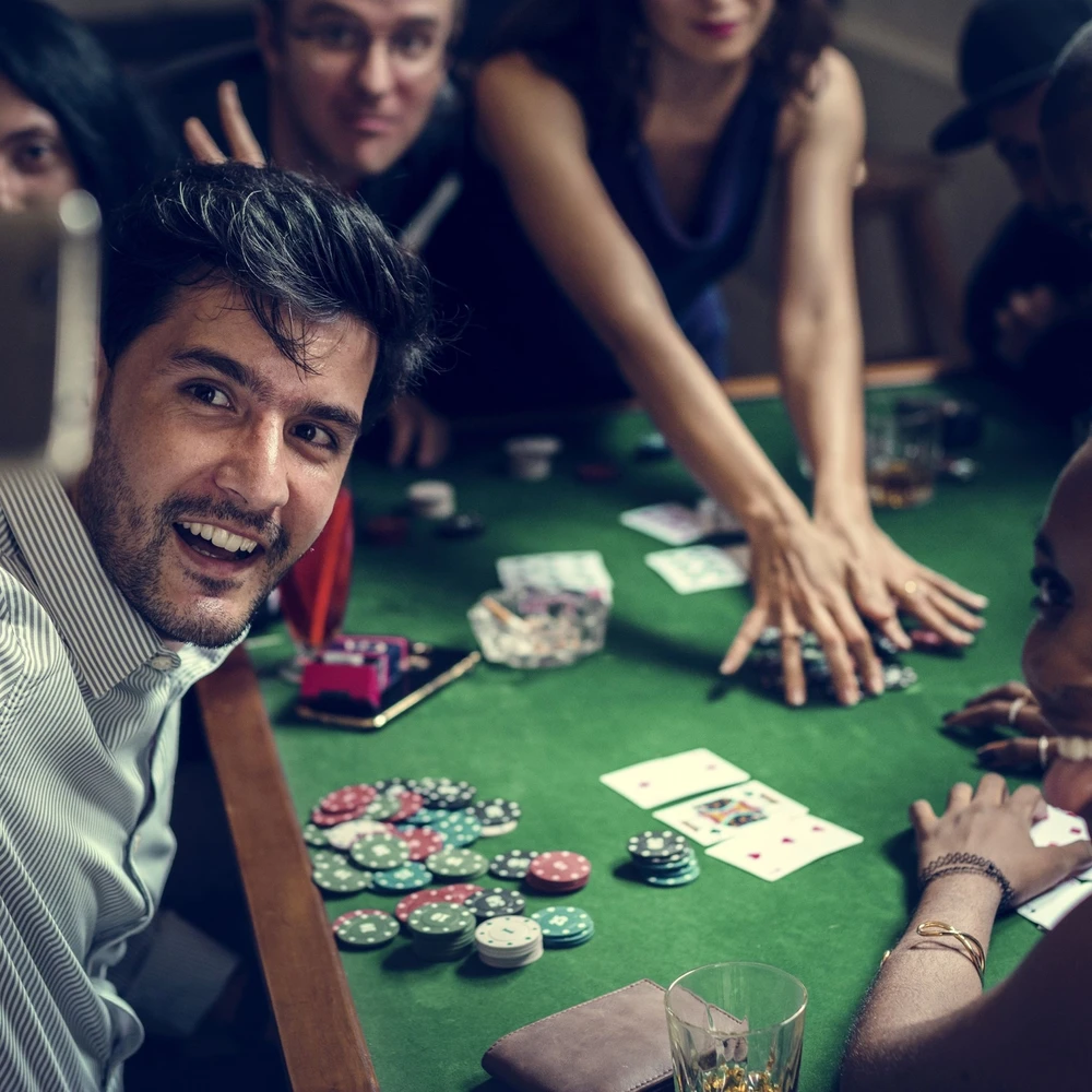 Relaxdays Pokerio dėklas su 300 lazerinių pokerio žetonų