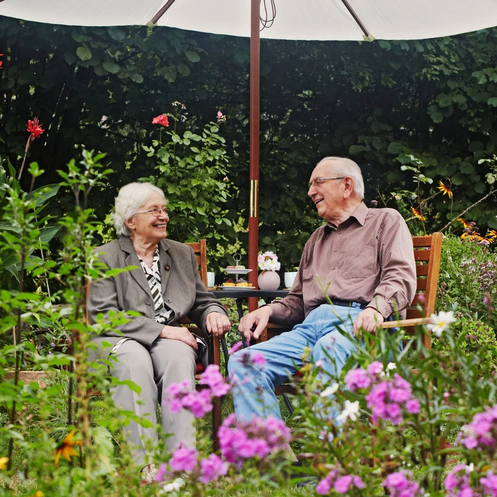 Relaxdays Sodo stalas su skėčio anga, juodas