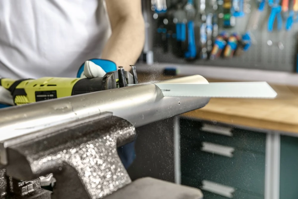 230 mm universalus stūmoklinis pjūklas (medienai, į medieną panašioms medžiagoms, metalui