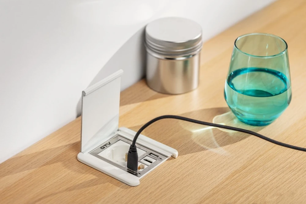 Baldų lizdas su "Flip shutter", 1x "schuko" lizdas, 2xUSB A RJ45, 1,5 m ilgio kabelis, juo