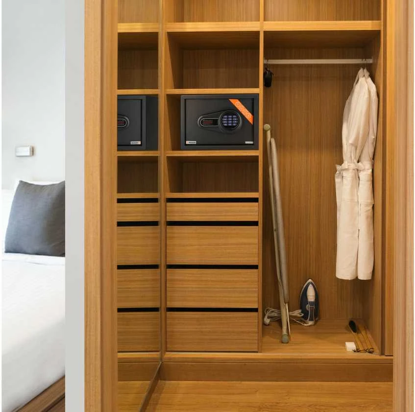 Brihard Hotel Shelf E