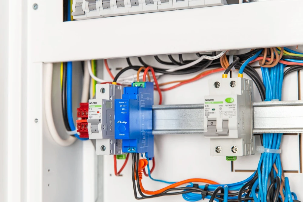 Shelly PRO 1 išmanioji 1 kanalo relė valdoma Wifi LAN ar Bluetooth montuojama ant DIN bėgelio
