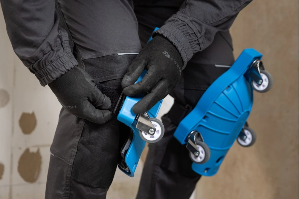 Knee pads with wheels