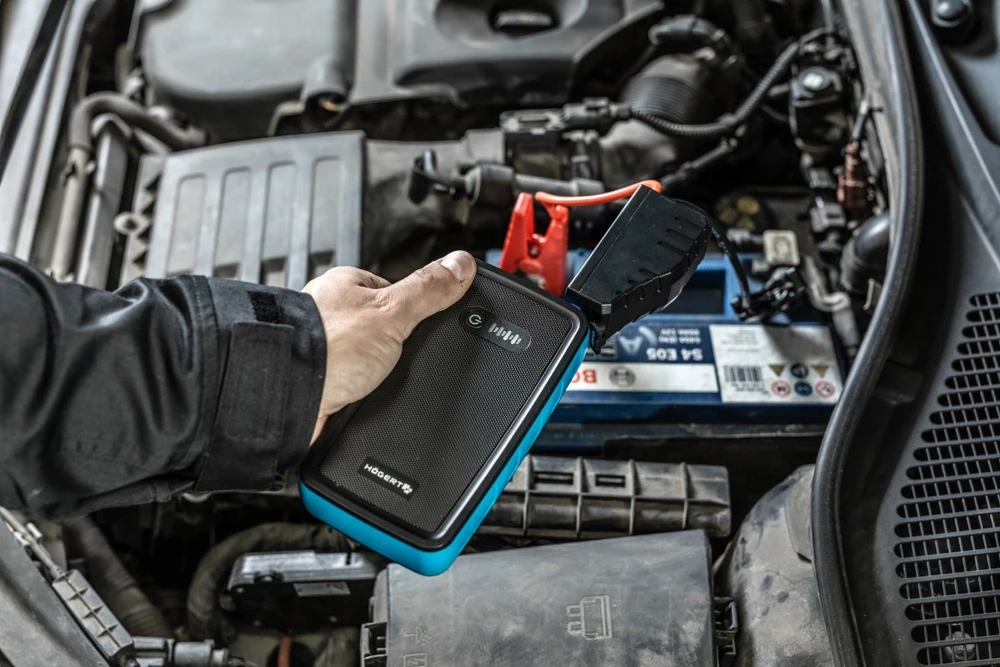 Automobilių akumuliatorių pakrovėjas/užvedimo prietaisas Hogert HT8G622; 12 V; 400 A; 10,6 Ah