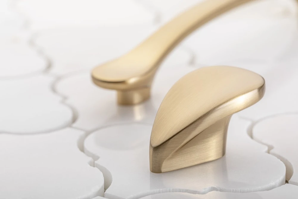 Zamak handle VENICE C = 128 mm champagne