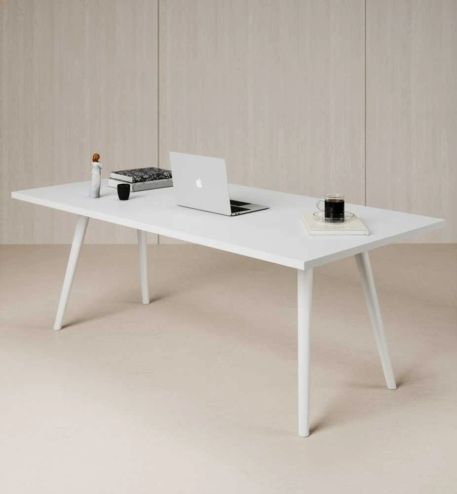 Desktronic stalviršis su kompiuteriu ir darbo įrankiais