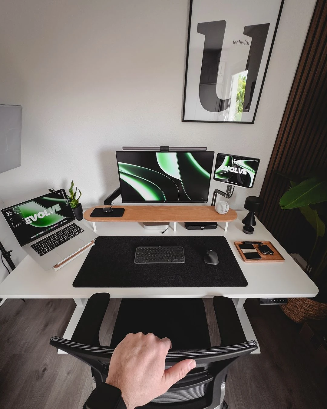 Elektrinis reguliuojamo aukščio stalas Desktronic HomeOne Juodas/Juodas, 140x70cm, Dvigubas motoras, USB ir USB-C įkrovimo lizdai aprašymas - Prekės nuotrauka