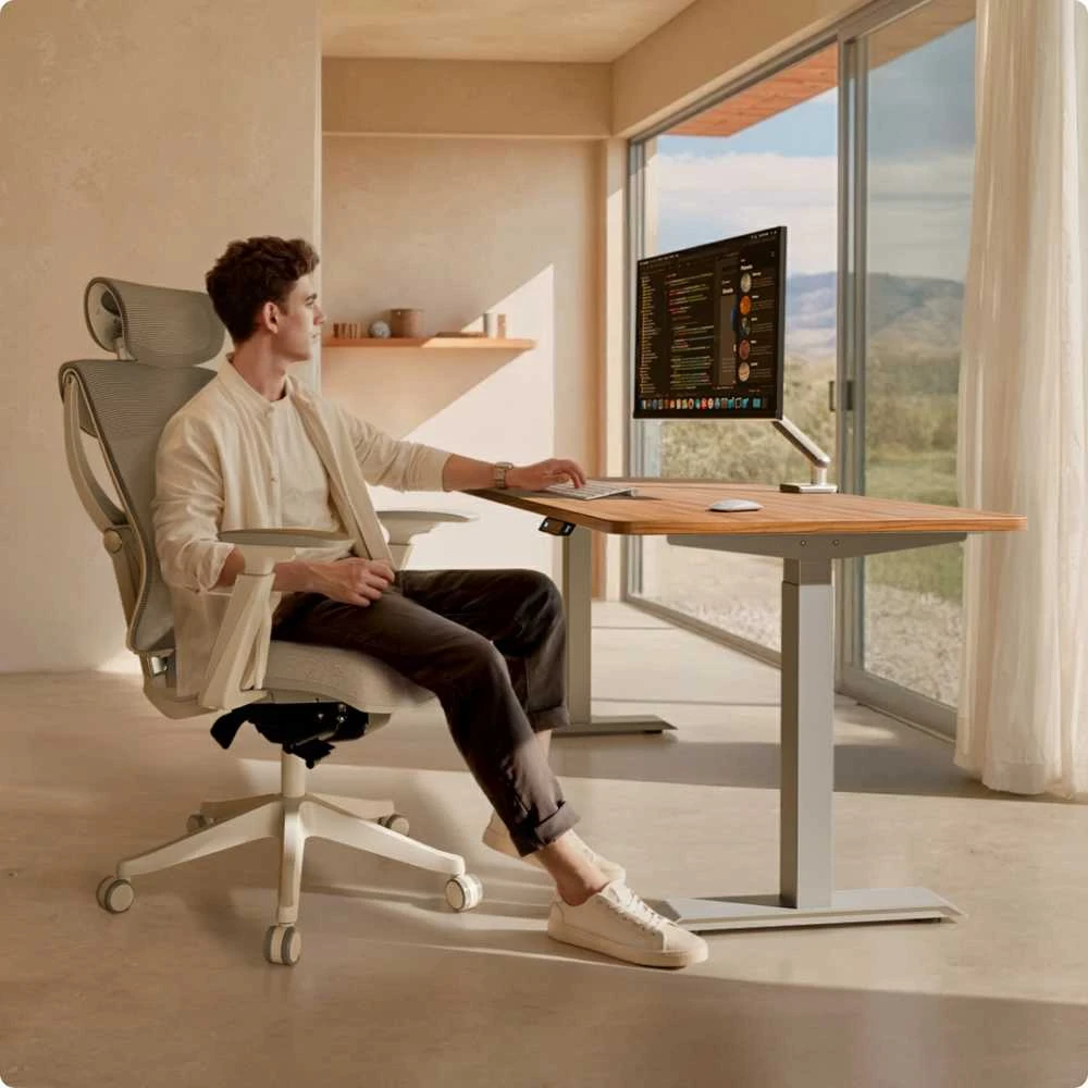 Elektrinis reguliuojamo aukščio stalas Desktronic HomeOne Pilkas/Riešutmedis, 140x70cm, Dvigubas motoras, USB ir USB-C įkrovimo lizdai