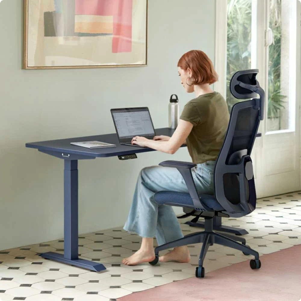 Reguliuojamas Desktronic stalas su dirbančiu žmogumi