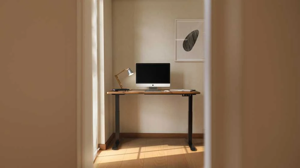 Desktronic HomeOne stalas darbo kambario interjere