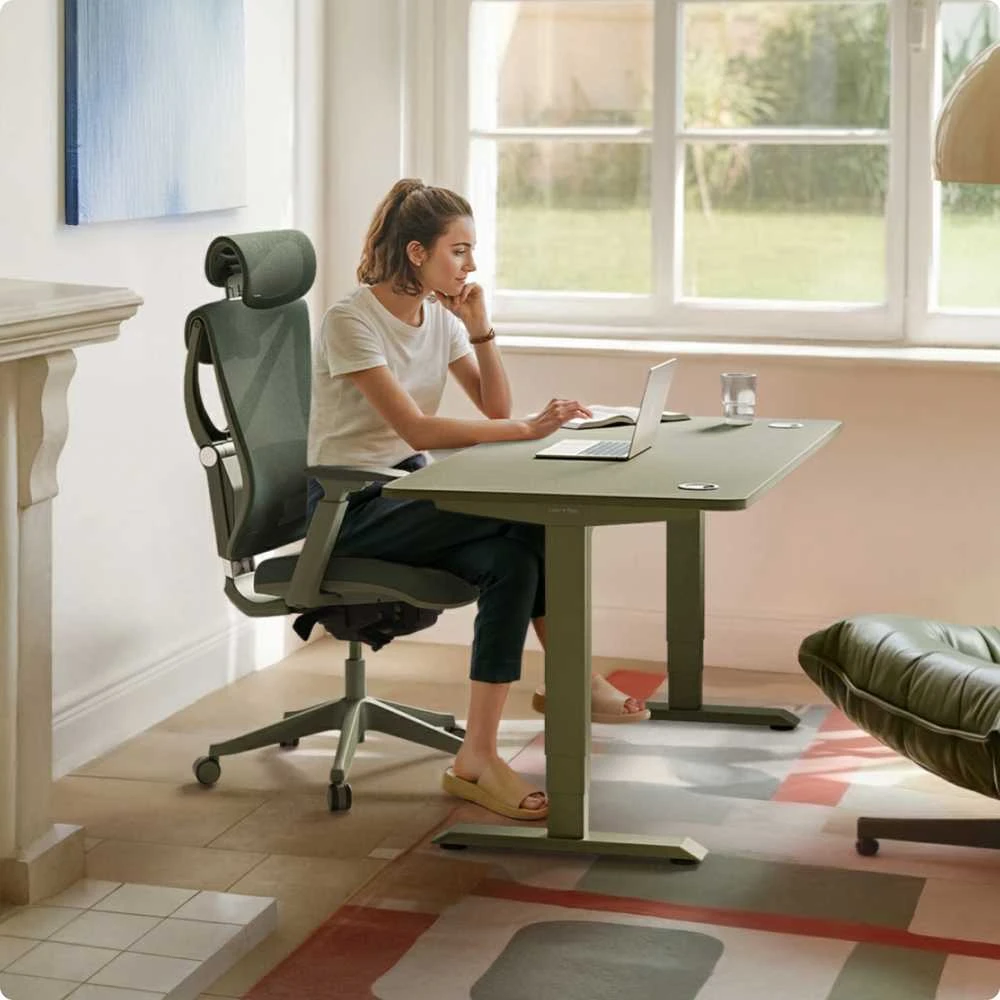 Žalias Desktronic HomePro stalas su dirbančia mergina