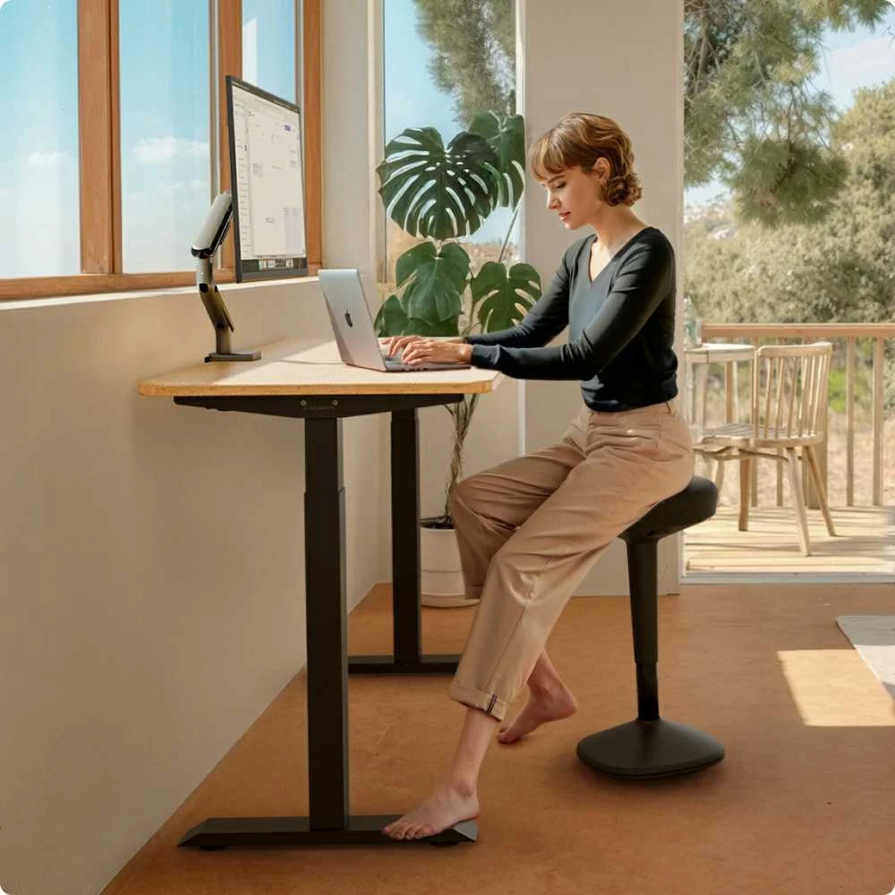 Desktronic stalas su bambukiniu stalviršiu darbo vietoje