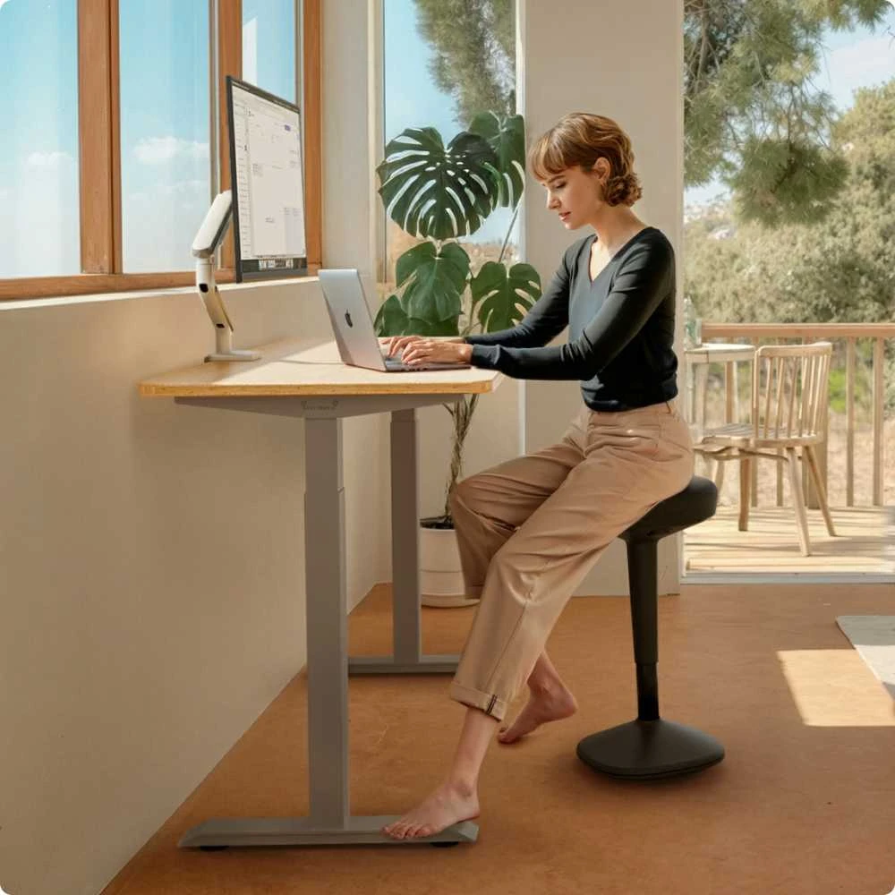 Desktronic HomeOne stalas su bambukiniu stalviršiu darbo vietoje