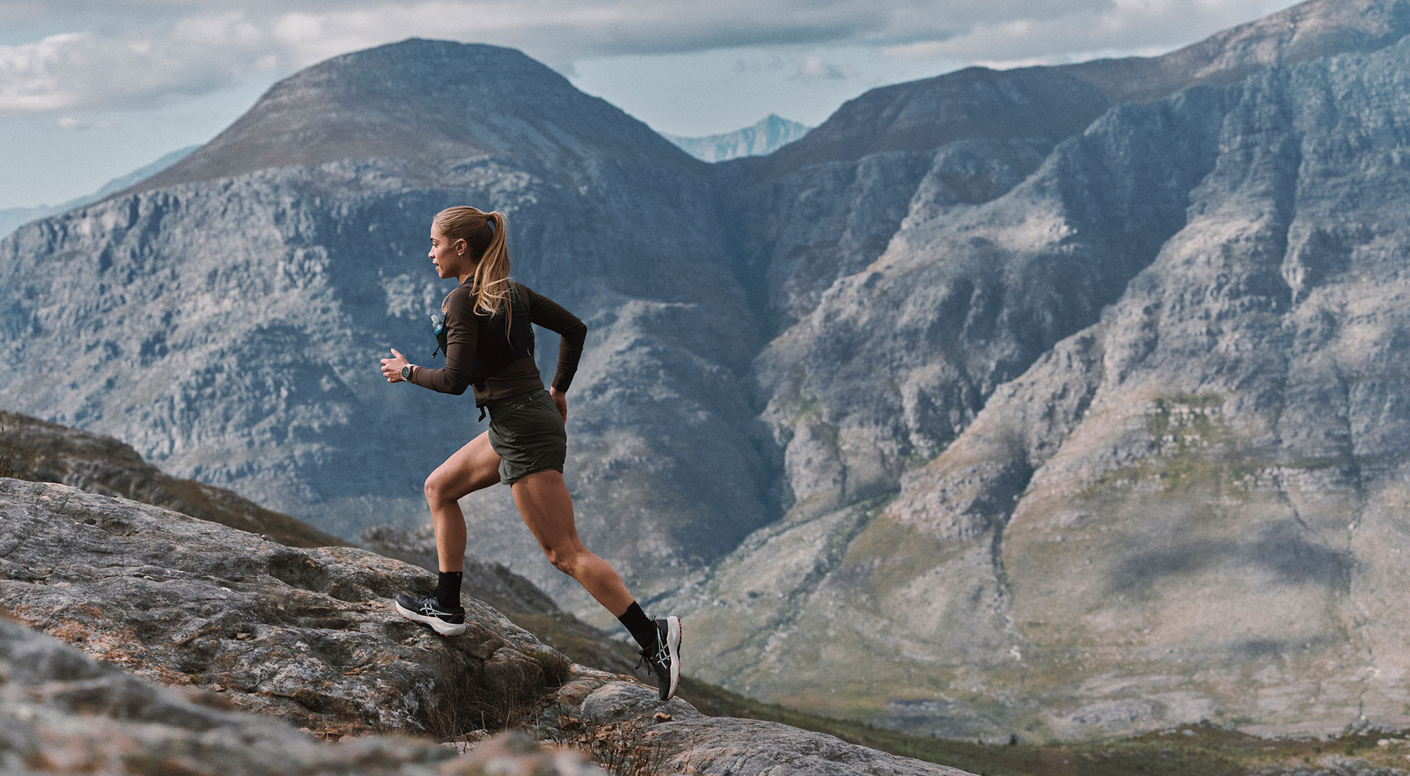 Išmanusis laikrodis Garmin fēnix® 9 Pro – 43mm, Titanas su rūko pilkos / tamsios smiltainio spalvos silikoniniu dirželiu | 010-04335-86 aprašymas - Prekės nuotrauka