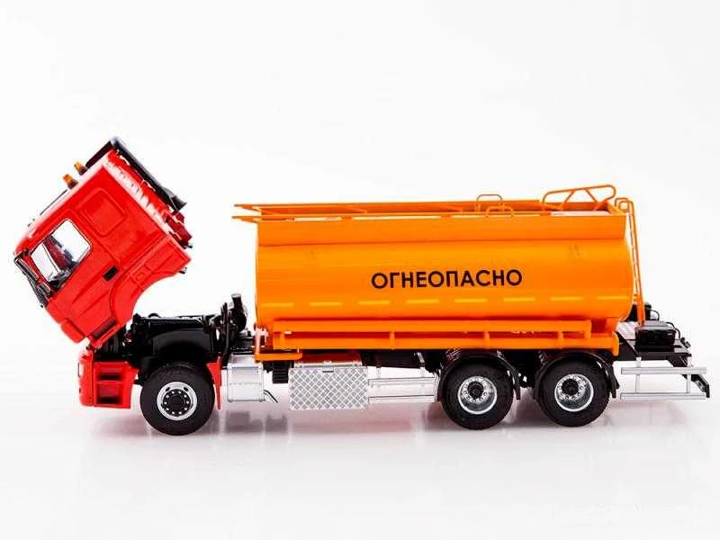 Sunkvežimio cisternos „Kamaz-65207-87” modelis, 3+