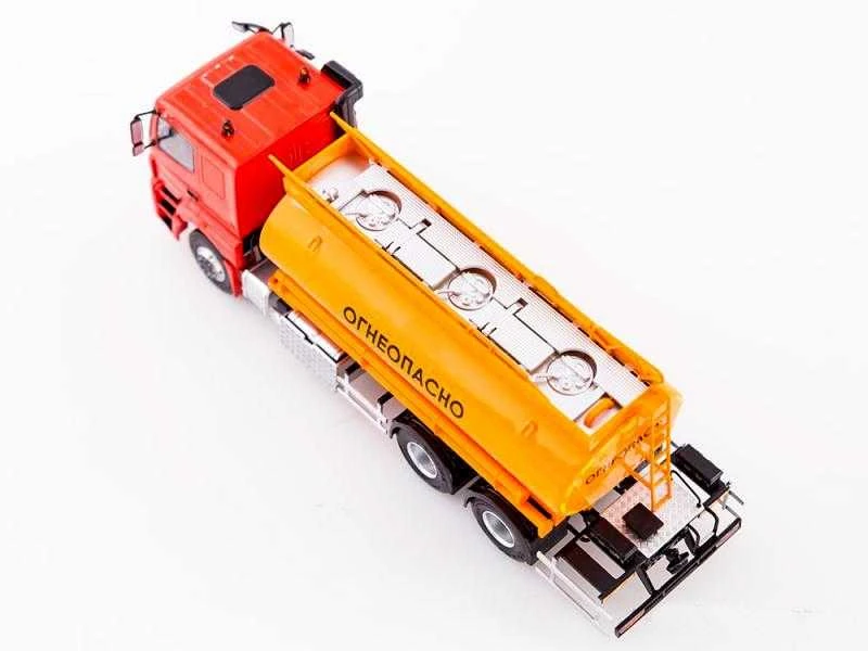 Sunkvežimio cisternos „Kamaz-65207-87” modelis, 3+