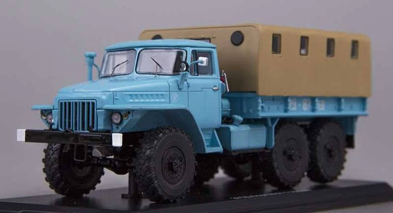 Sunkvežimio su tentu "375D Ural" modelis, 3+